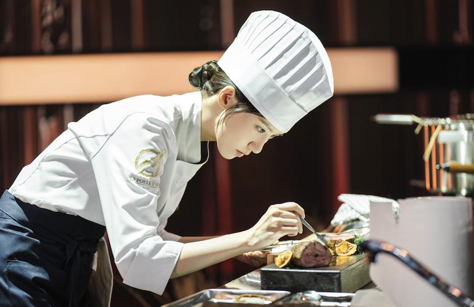 Korean actress Yoona is wearing a chef's clothes and leaning against the venison grill.