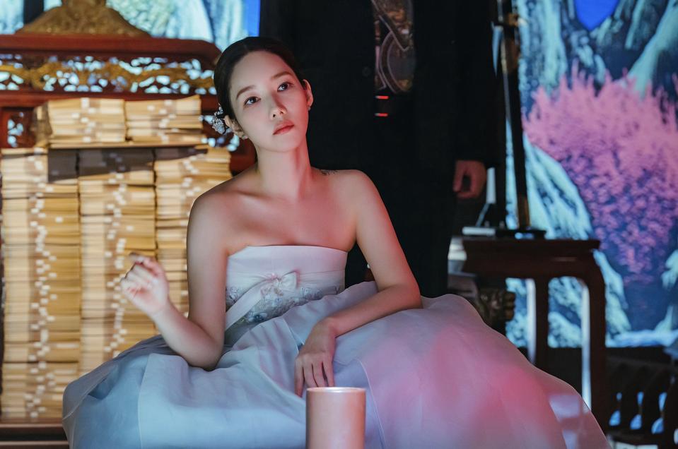Actress Park Min Young wore less clothes with white shoulders.